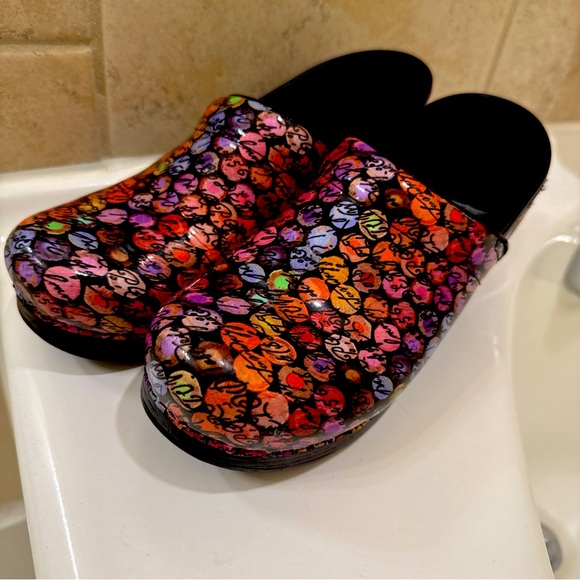 Size 39 Dansko clogs viola dot cursive pattern/black US size 8.5-9. - Picture 1 of 7